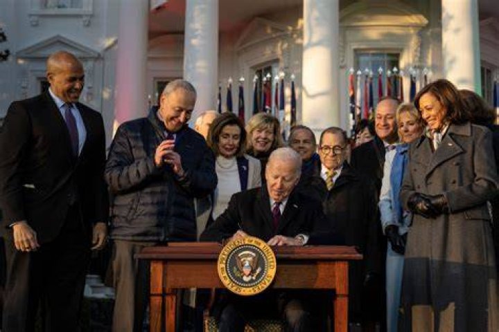 
12 Republican Senators Just Voted to Advance Same-Sex Marriage Protections Act 