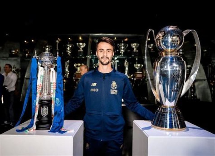 
Fábio Vieira Height, Weight, Net Worth, Age, Birthday, Wikipedia, Who, Nationality, Biography 