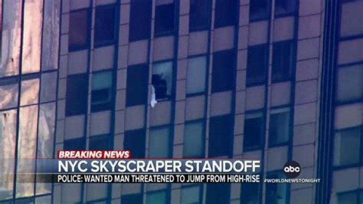 
FBI suspect threatens to jump from 31st floor window of Manhattan skyscraper 