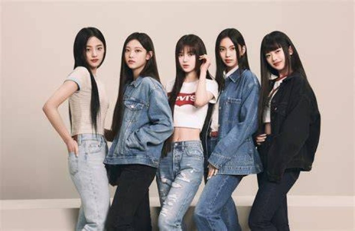 
“Glad the girls are being protected”: Fans react to NewJeans’ bodyguard using a unique way to fend off photographers 