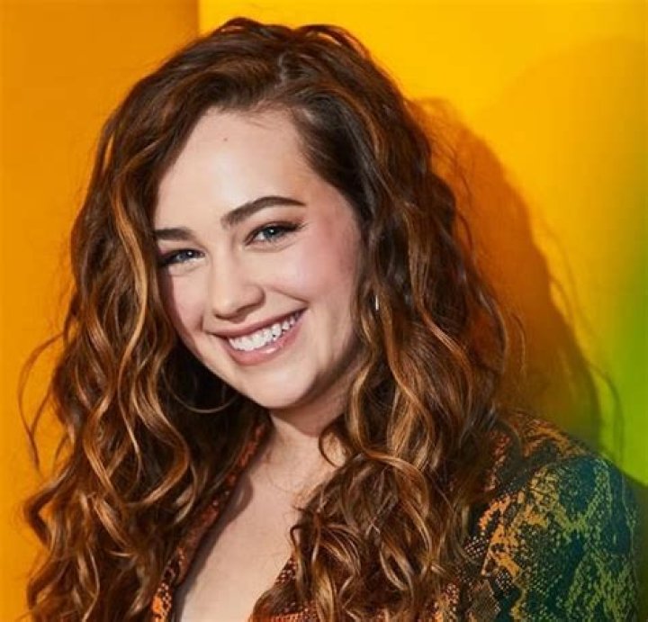 
Mary Mouser Parents – Tina Mouser And Scott Mouser Age Difference 