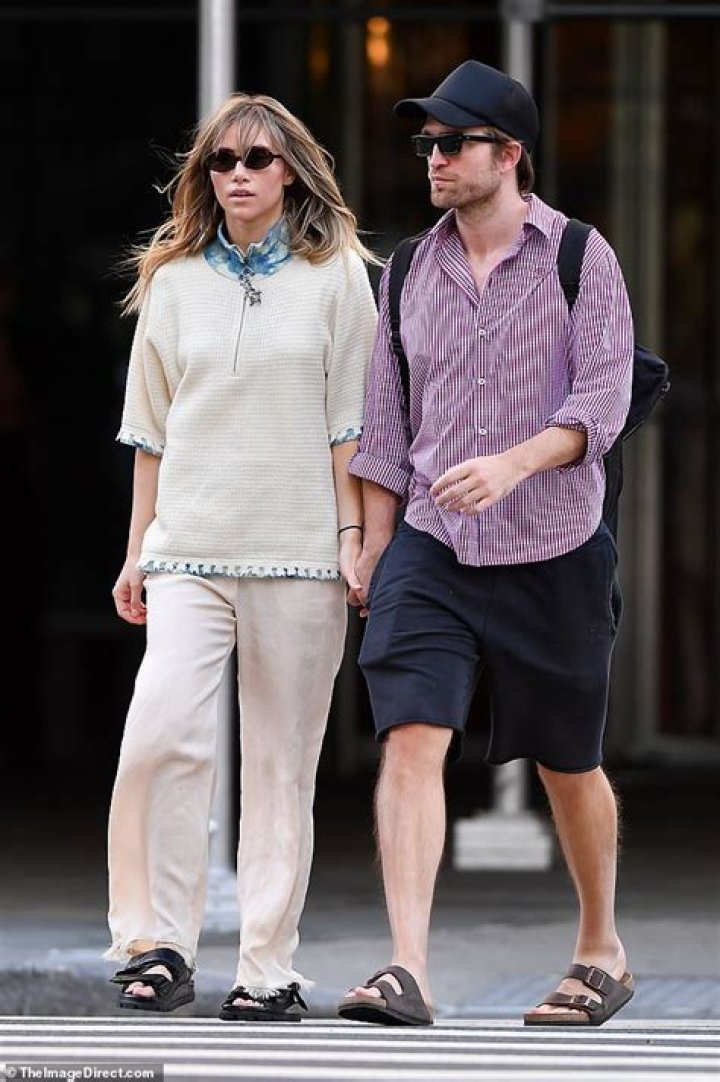 
Robert Pattinson and Girlfriend Suki Waterhouse Go for Stroll in New York City 