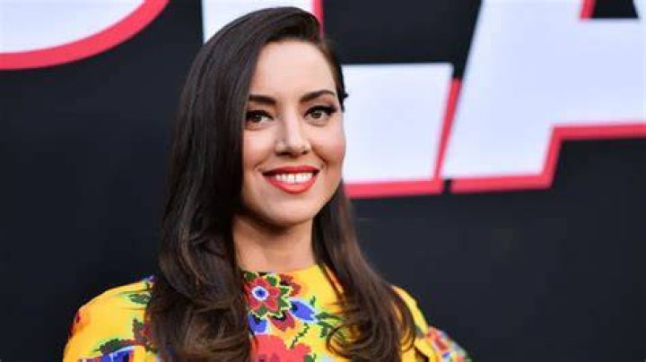 Sarah Barnett Bio, Wiki, Age, Height, Husband, Career, Net Worth