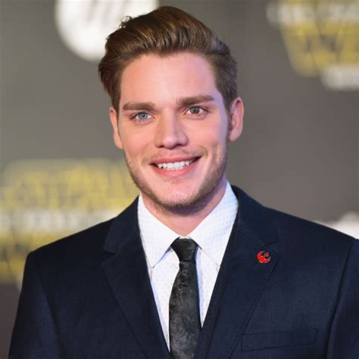 Who is Dominic Sherwood? See Net-worth, Quote, Awards, Fact, Wiki